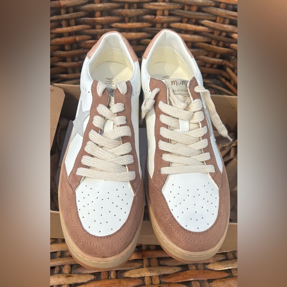 Mi,iM White and Taupe Star Sneakers in size 7.5 . New still in box - Picture 3 of 13